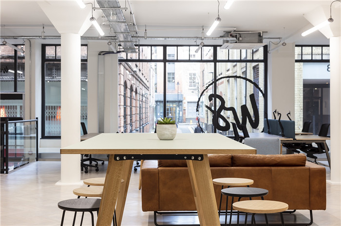 配套展示功能的國外家具設(shè)計公司辦公室裝修實(shí)景圖 配套展示功能的國外家具設(shè)計公司辦公室裝修實(shí)景圖