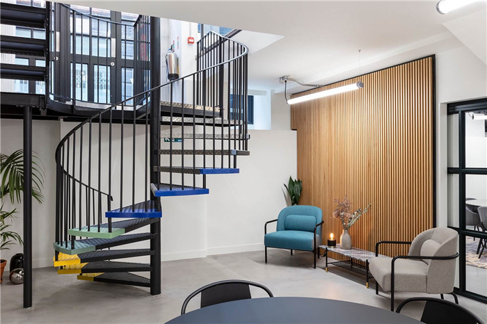 配套展示功能的國外家具設(shè)計公司辦公室裝修實(shí)景圖 配套展示功能的國外家具設(shè)計公司辦公室裝修實(shí)景圖