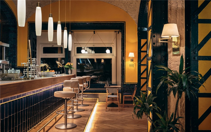 以復(fù)古劇院為靈感的波西米亞風(fēng)燒烤餐廳設(shè)計裝修實景圖 以復(fù)古劇院為靈感的波西米亞風(fēng)燒烤餐廳設(shè)計裝修實景圖