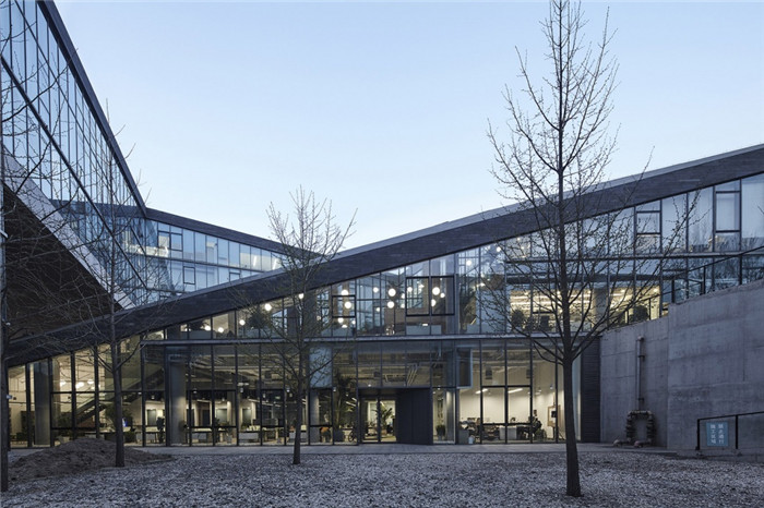 開放式多元化實(shí)力文化傳媒集團(tuán)辦公樓設(shè)計(jì)裝修實(shí)景圖 開放式多元化實(shí)力文化傳媒集團(tuán)辦公樓設(shè)計(jì)裝修實(shí)景圖