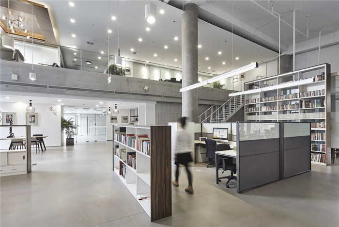 開放式多元化實(shí)力文化傳媒集團(tuán)辦公樓設(shè)計(jì)裝修實(shí)景圖 開放式多元化實(shí)力文化傳媒集團(tuán)辦公樓設(shè)計(jì)裝修實(shí)景圖