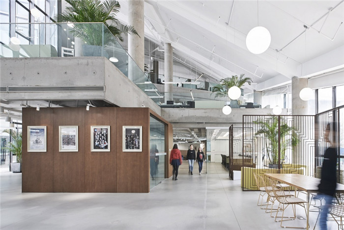 開放式多元化實(shí)力文化傳媒集團(tuán)辦公樓設(shè)計(jì)裝修實(shí)景圖 開放式多元化實(shí)力文化傳媒集團(tuán)辦公樓設(shè)計(jì)裝修實(shí)景圖