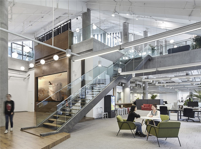 開放式多元化實(shí)力文化傳媒集團(tuán)辦公樓設(shè)計(jì)裝修實(shí)景圖 開放式多元化實(shí)力文化傳媒集團(tuán)辦公樓設(shè)計(jì)裝修實(shí)景圖