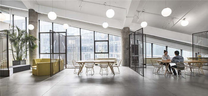 開放式多元化實(shí)力文化傳媒集團(tuán)辦公樓設(shè)計(jì)裝修實(shí)景圖 開放式多元化實(shí)力文化傳媒集團(tuán)辦公樓設(shè)計(jì)裝修實(shí)景圖
