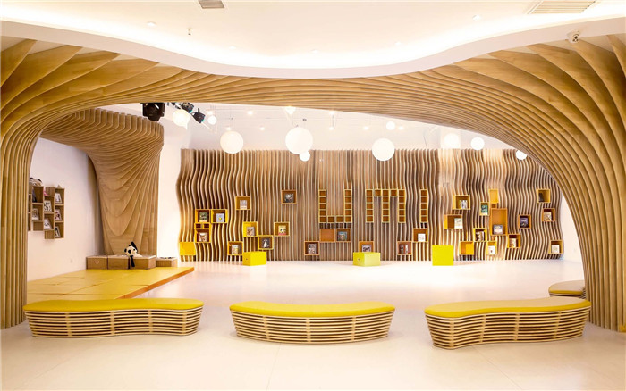 充滿樂趣和想象力的專業(yè)兒童藝術(shù)戲劇表演學(xué)校裝修設(shè)計案例