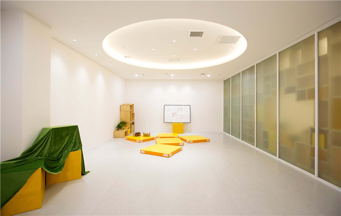 充滿樂趣和想象力的專業(yè)兒童藝術(shù)戲劇表演學(xué)校裝修設(shè)計案例