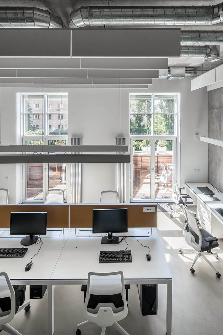 烏克蘭極簡黑白灰辦公室裝修設(shè)計案例賞析