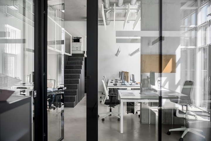 烏克蘭極簡黑白灰辦公室裝修設(shè)計案例賞析