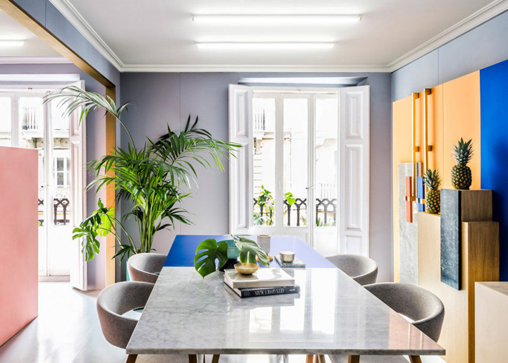 繽紛色彩與幾何圖形的優(yōu)秀辦公室裝修案例實(shí)景圖 繽紛色彩與幾何圖形的優(yōu)秀辦公室裝修案例實(shí)景圖