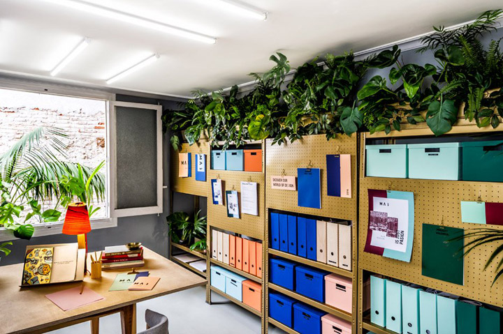 繽紛色彩與幾何圖形的優(yōu)秀辦公室裝修案例實(shí)景圖 繽紛色彩與幾何圖形的優(yōu)秀辦公室裝修案例實(shí)景圖