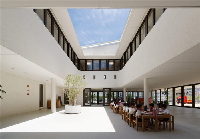 熊本縣明亮開放的幼兒園中庭裝修設計 熊本縣明亮開放的幼兒園中庭裝修設計