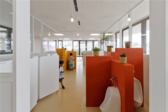 熊本縣明亮開放的幼兒園衛(wèi)生間裝修設計 熊本縣明亮開放的幼兒園衛(wèi)生間裝修設計