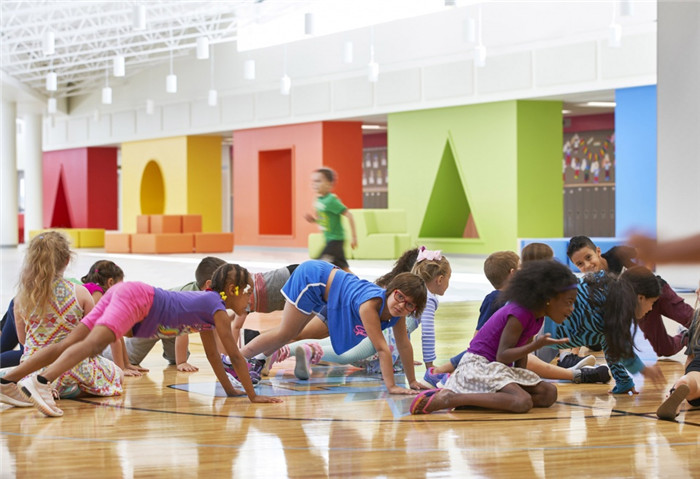 靈活治愈系的國外特殊兒童公立學?；顒涌臻g裝修設計