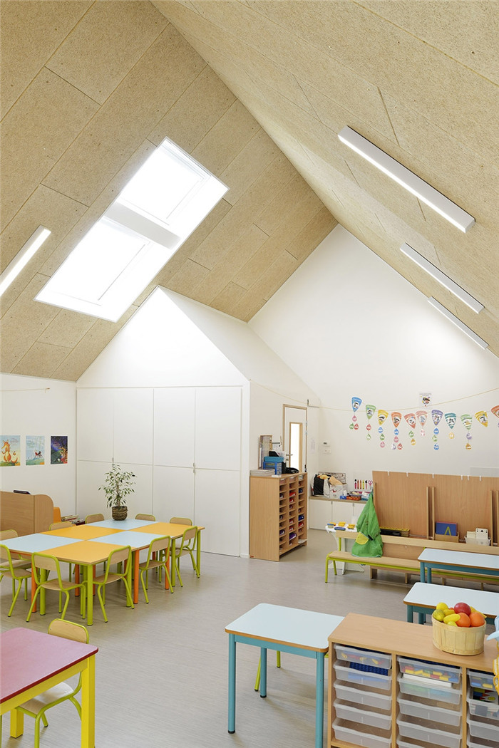 45°坡屋頂傳統(tǒng)特色木質(zhì)幼兒園教室裝修設(shè)計效果圖 45°坡屋頂傳統(tǒng)特色木質(zhì)幼兒園教室裝修設(shè)計效果圖