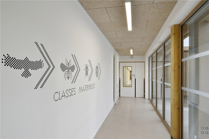 45°坡屋頂傳統(tǒng)特色木質(zhì)幼兒園走廊裝修設(shè)計效果圖 45°坡屋頂傳統(tǒng)特色木質(zhì)幼兒園走廊裝修設(shè)計效果圖