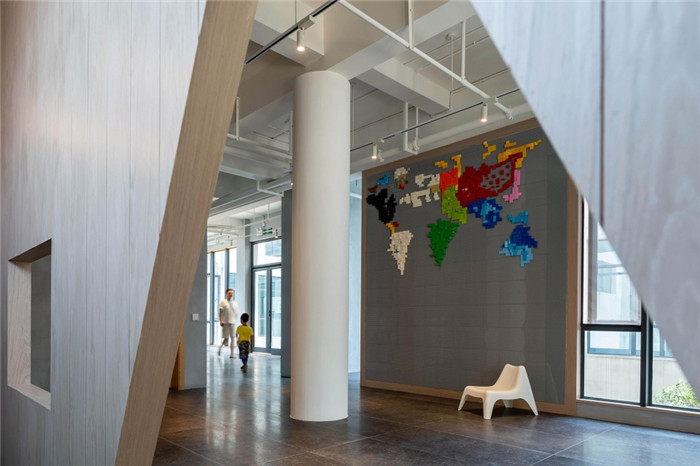 純粹簡(jiǎn)約風(fēng)的心流幼兒園走廊裝修設(shè)計(jì)效果圖 純粹簡(jiǎn)約風(fēng)的心流幼兒園走廊裝修設(shè)計(jì)效果圖