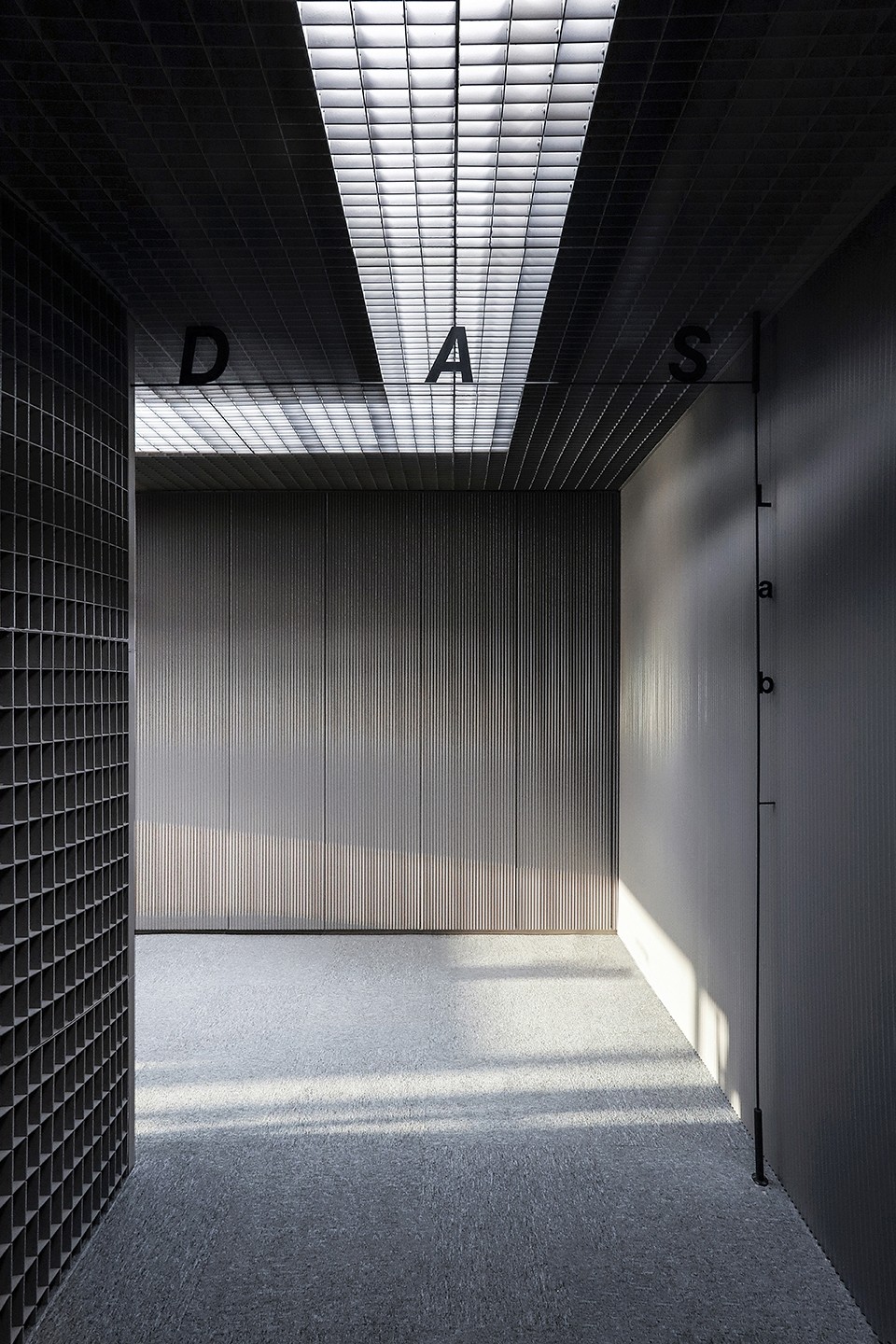 金屬風辦公室走廊裝修