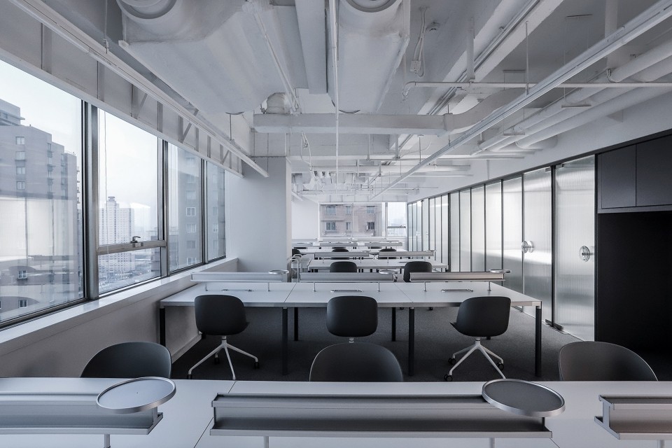 金屬風辦公室辦公區(qū)裝修