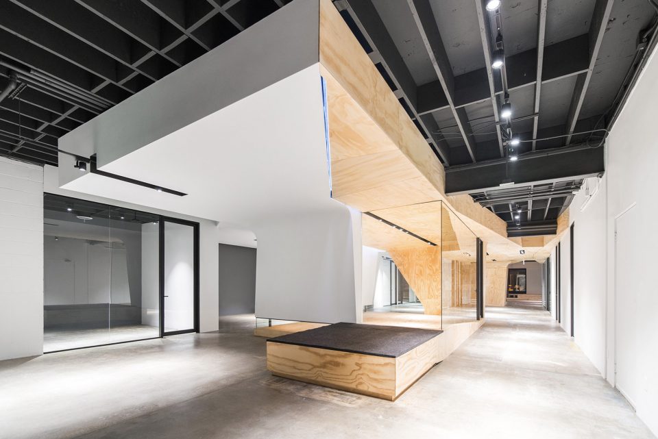 鄭州強烈空間對比辦公室裝修改造