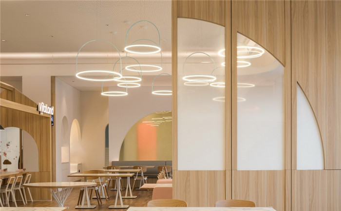 鄭州宏鈺堂分享原木色樹屋主題親子餐廳裝修設(shè)計案例