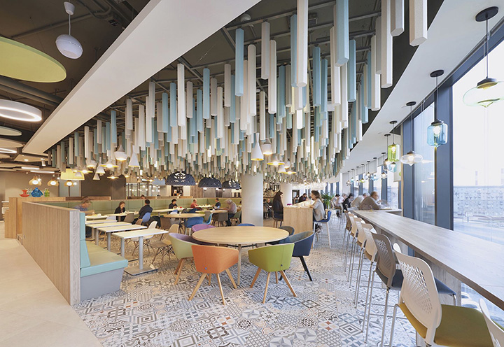 活力動(dòng)感又霸氣的國(guó)外銀行總部辦公樓裝修設(shè)計(jì)方案