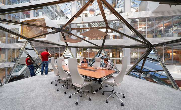 活力動(dòng)感又霸氣的國(guó)外銀行總部辦公樓裝修設(shè)計(jì)方案