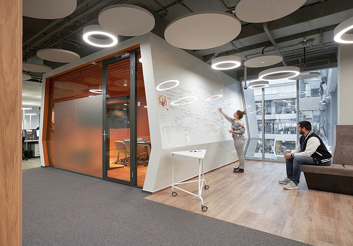 活力動(dòng)感又霸氣的國(guó)外銀行總部辦公樓裝修設(shè)計(jì)方案