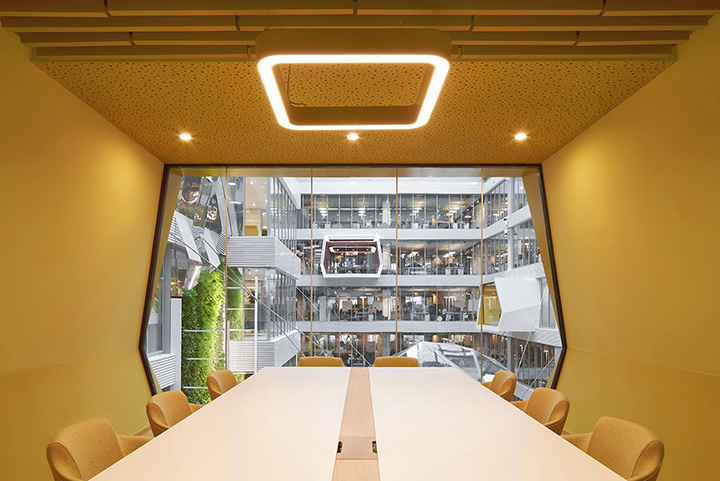 活力動(dòng)感又霸氣的國(guó)外銀行總部辦公樓裝修設(shè)計(jì)方案