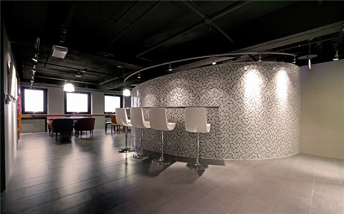 1700平現(xiàn)代簡(jiǎn)約風(fēng)集團(tuán)總部辦公室茶水吧改造裝修設(shè)計(jì)案例 1700平現(xiàn)代簡(jiǎn)約風(fēng)集團(tuán)總部辦公室茶水吧改造裝修設(shè)計(jì)案例