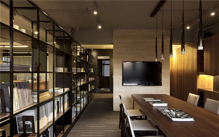 鄭州200平休閑工業(yè)風辦公室書架隔斷裝修設計案例實景圖 鄭州200平休閑工業(yè)風辦公室書架隔斷裝修設計案例實景圖