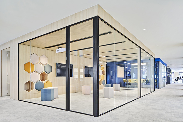 配色很驚艷的金融公司時尚辦公室玻璃隔斷裝修設(shè)計方案 配色很驚艷的金融公司時尚辦公室玻璃隔斷裝修設(shè)計方案