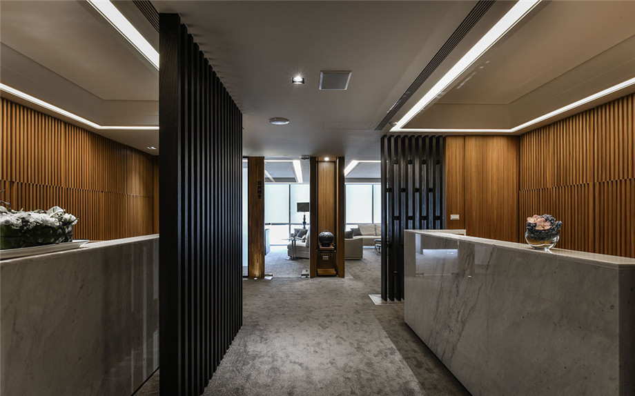 實(shí)業(yè)集團(tuán)總部辦公室前廳接待臺(tái)裝修設(shè)計(jì)實(shí)景圖