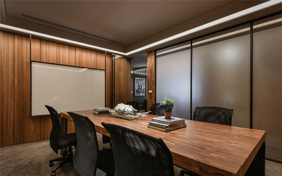 實(shí)業(yè)集團(tuán)總部辦公室會(huì)議室裝修設(shè)計(jì)實(shí)景圖