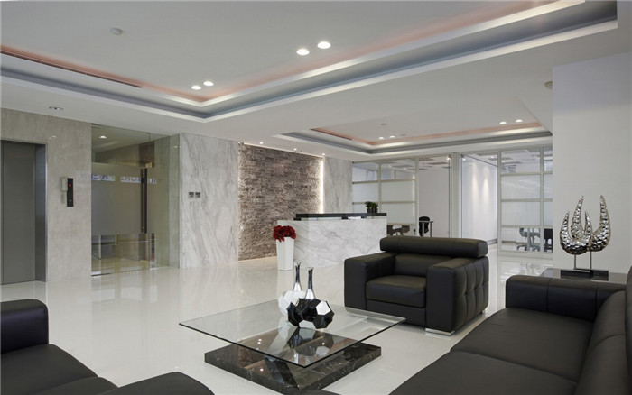 現(xiàn)代通透的清?；ぜ瘓F(tuán)辦公室前臺(tái)設(shè)計(jì)裝修實(shí)景圖