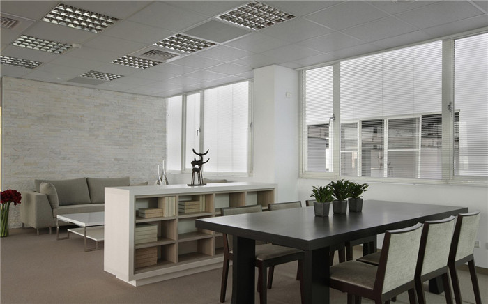 現(xiàn)代通透的清?；ぜ瘓F(tuán)辦公室休閑區(qū)設(shè)計(jì)裝修實(shí)景圖