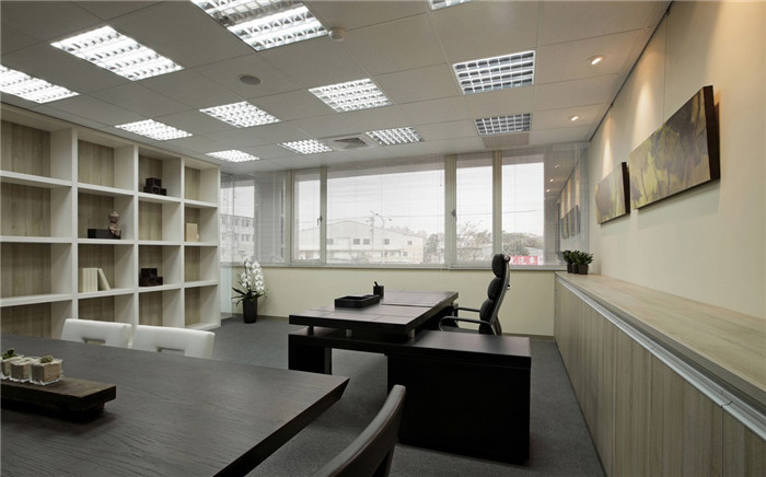 現(xiàn)代通透的清?；ぜ瘓F(tuán)經(jīng)理辦公室設(shè)計(jì)裝修實(shí)景圖