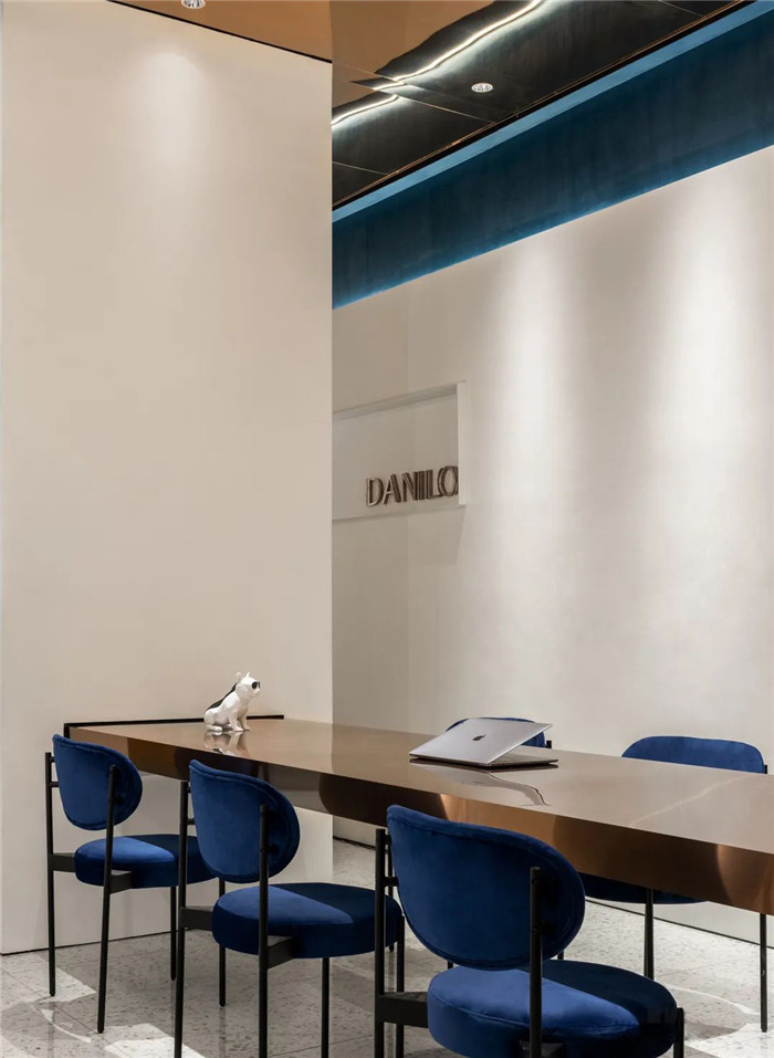 藝術(shù)氣質(zhì)創(chuàng)意設(shè)計(jì)公司辦公室會(huì)議室裝修設(shè)計(jì)實(shí)景圖