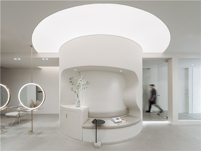 100平極簡(jiǎn)工業(yè)風(fēng)美發(fā)店休閑區(qū)裝修設(shè)計(jì)實(shí)景圖 100平極簡(jiǎn)工業(yè)風(fēng)美發(fā)店休閑區(qū)裝修設(shè)計(jì)實(shí)景圖