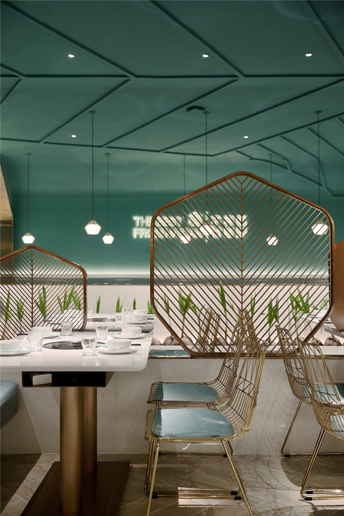 新潮火鍋店裝修設(shè)計 海南椰子雞火鍋店裝修設(shè)計方案 新潮火鍋店裝修設(shè)計 海南椰子雞火鍋店裝修設(shè)計方案