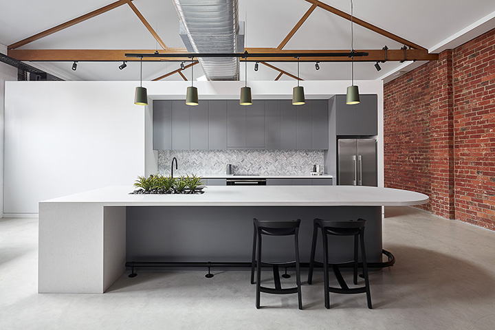 國外設(shè)計公司摩登工業(yè)風舊廠房改造辦公室裝修案例 國外設(shè)計公司摩登工業(yè)風舊廠房改造辦公室裝修案例