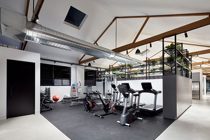 國外設(shè)計公司摩登工業(yè)風舊廠房改造辦公室健身區(qū)裝修設(shè)計方案 國外設(shè)計公司摩登工業(yè)風舊廠房改造辦公室健身區(qū)裝修設(shè)計方案