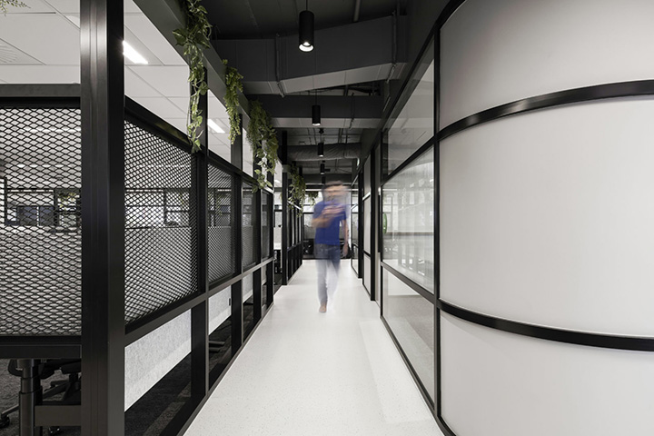 黑白灰摩登時(shí)尚軟件公司辦公室隔斷裝修設(shè)計(jì)實(shí)景圖 黑白灰摩登時(shí)尚軟件公司辦公室隔斷裝修設(shè)計(jì)實(shí)景圖