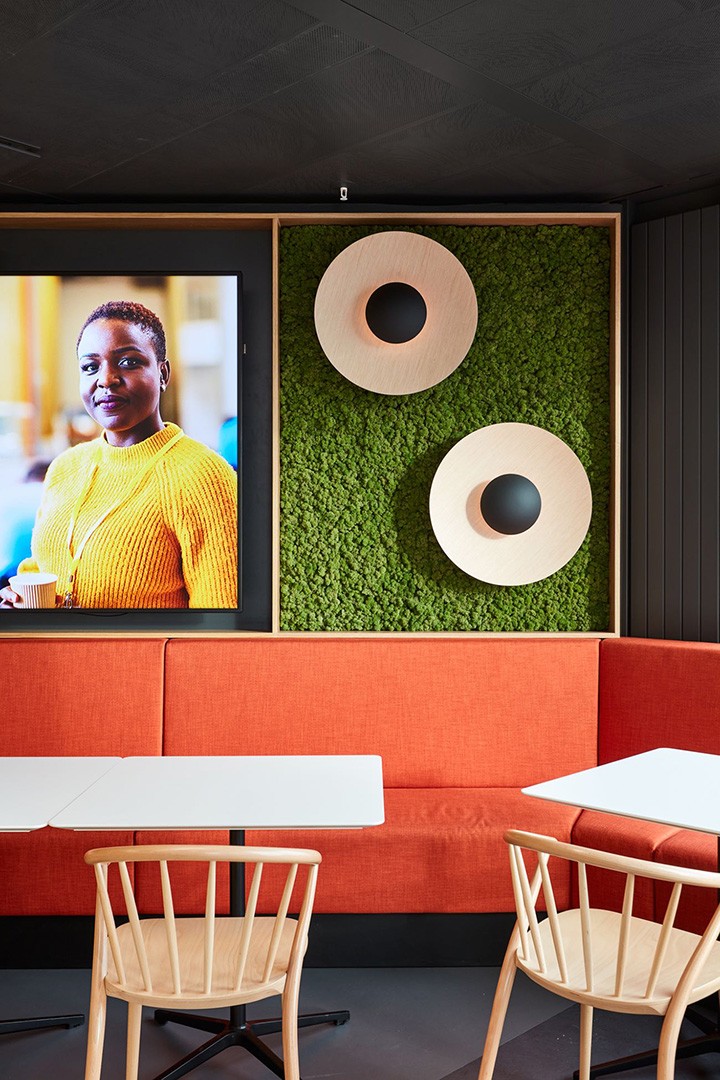 時(shí)尚多元化金融公司辦公室翻新改造裝修設(shè)計(jì)實(shí)景圖