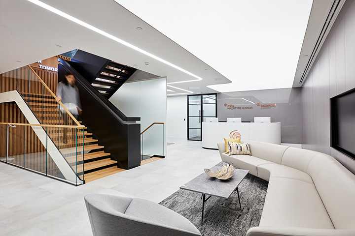 1500平優(yōu)雅高級灰會計事務所辦公室前臺裝修實景圖 1500平優(yōu)雅高級灰會計事務所辦公室前臺裝修實景圖