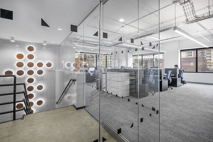 時(shí)尚靈動(dòng)的財(cái)富商業(yè)雜志公司辦公室玻璃隔斷裝修設(shè)計(jì)方案