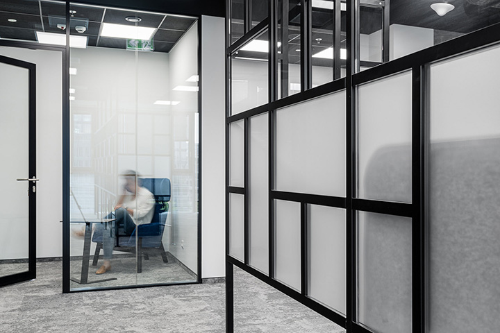 辦公司玻璃隔斷裝修-靈活度極高的開(kāi)放式制造公司辦公室裝修設(shè)計(jì)方案 辦公司玻璃隔斷裝修-靈活度極高的開(kāi)放式制造公司辦公室裝修設(shè)計(jì)方案