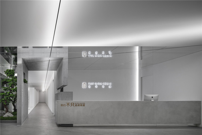 辦公樓一樓接待臺(tái)設(shè)計(jì)-超藝術(shù)的國內(nèi)知名經(jīng)紀(jì)影視公司辦公樓裝修設(shè)計(jì)方案 辦公樓一樓接待臺(tái)設(shè)計(jì)-超藝術(shù)的國內(nèi)知名經(jīng)紀(jì)影視公司辦公樓裝修設(shè)計(jì)方案