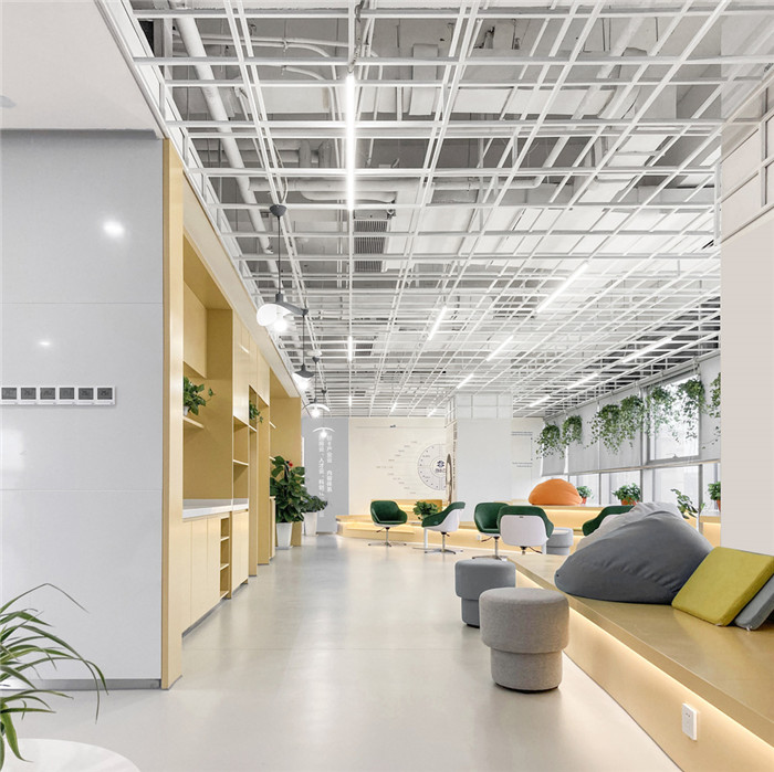 員工活動區(qū)裝修設(shè)計-休閑洽談區(qū)裝修-純白木色產(chǎn)業(yè)加速器孵化園區(qū)廠房辦公樓裝修實景圖