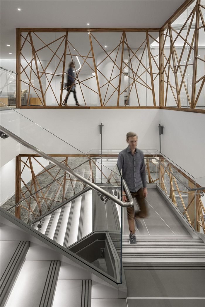 辦公樓梯裝修設(shè)計-鄭州金融辦公室裝修公司推薦FactSet金融辦公室裝修