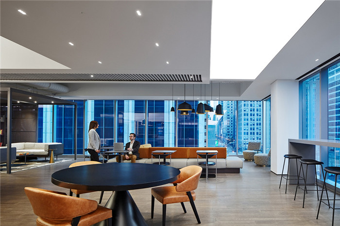 休閑工作區(qū)裝修設(shè)計(jì)-如藝術(shù)畫廊般高品質(zhì)房地產(chǎn)開發(fā)公司辦公樓裝修方案